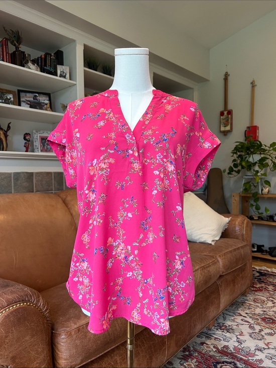 Cynthia Steffe Tops - 🌸3 FOR $20🌸 
 Cynthia Steffe Hot Pink Floral Split V-Neck Cap-Sleeve Blouse
